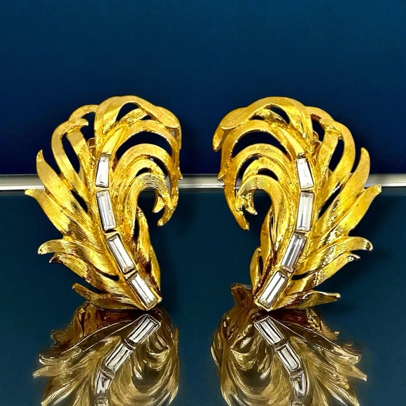 Vintage Trifari Feather Plume Gold Tone Clip On Earrings. 80s/90s - Picture 1 of 5